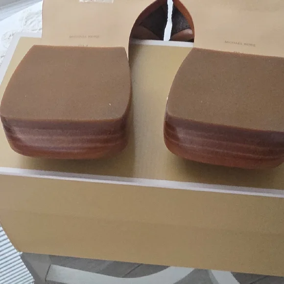 Michael Kors NIB Brown and Dark Brown Slide Sandals - Picture 5 of 7